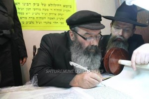 R. Tzvi Henig in the Baal HaTanya Shul in Meah Shearim