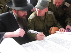 R. Shneur Henig with Yoav Galant, General of the Southern Command