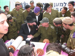 R. Shneur Henig with Yoav Galant, General of the Southern Command