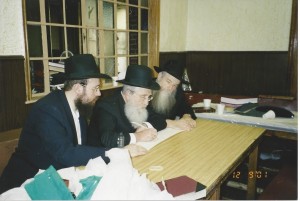 Starting a new sefer Torah in 770 with Rabbi Shlomo Cunin