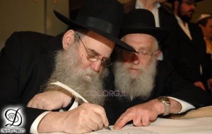 Rabbi Shlomo Henig at the Kotel with Rabbi Kotlarsky.