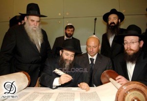 R. Shneur Henig at the Kotel finishing a Torah with Rabbi Kaminetzky and Gennadiy Bogolyubov at the Kotel