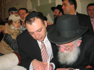 Finishing a Sefer Torah in Odessa