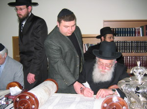 Finishing a Sefer Torah in Odessa